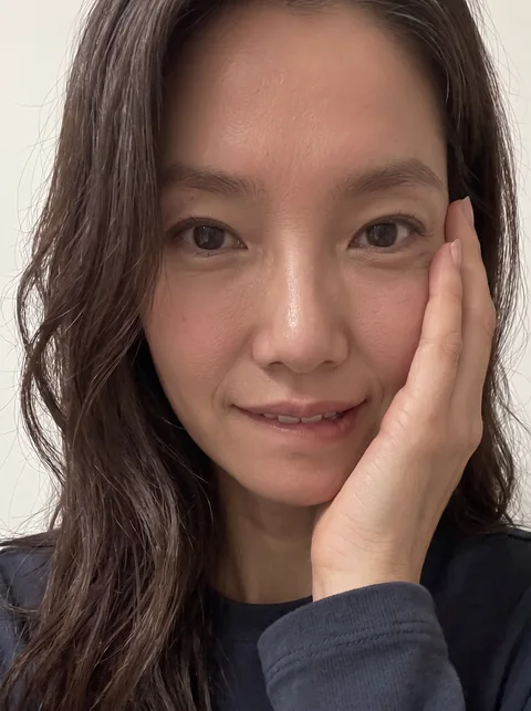 A close-up selfie of Nina resting her face on her hand